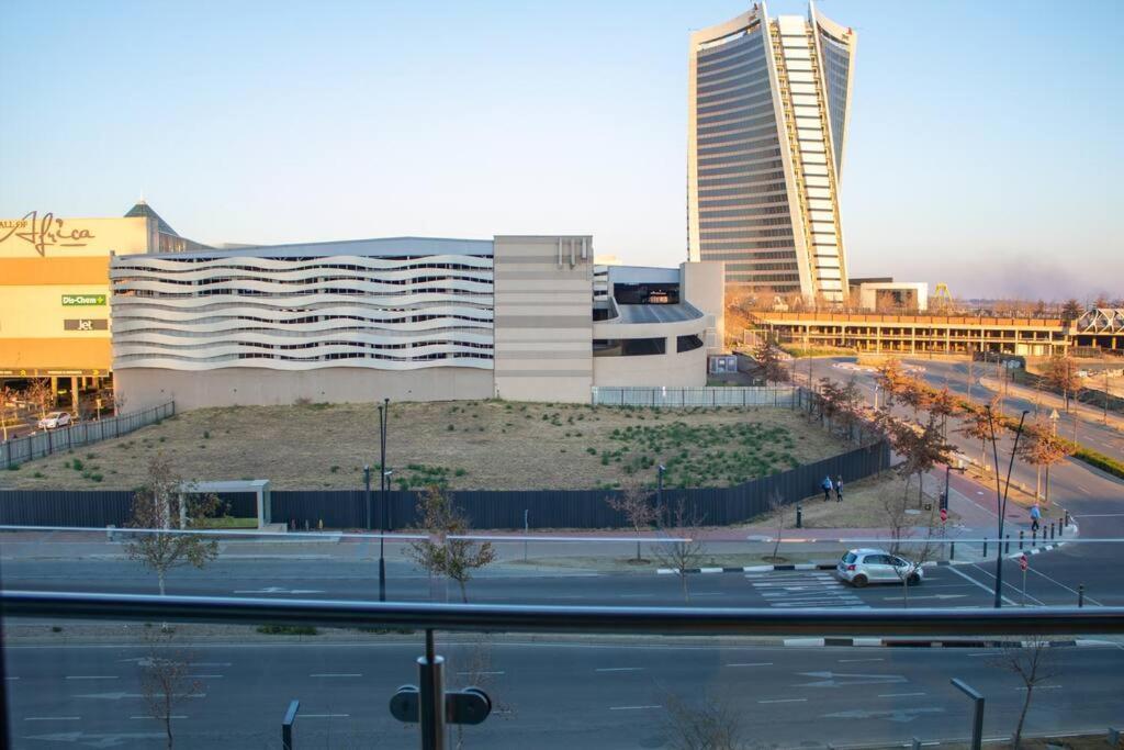 Modern 1 Bedroom Executive In Waterfall * Midrand